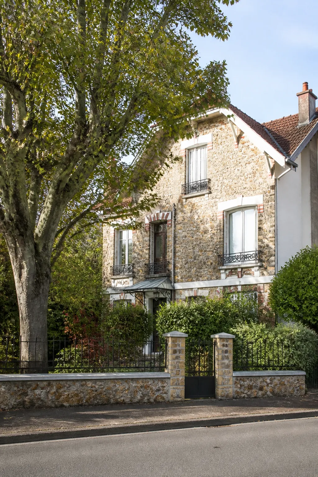 Maison individuelle avec jardin et arbres dans une commune de l’Essonne
