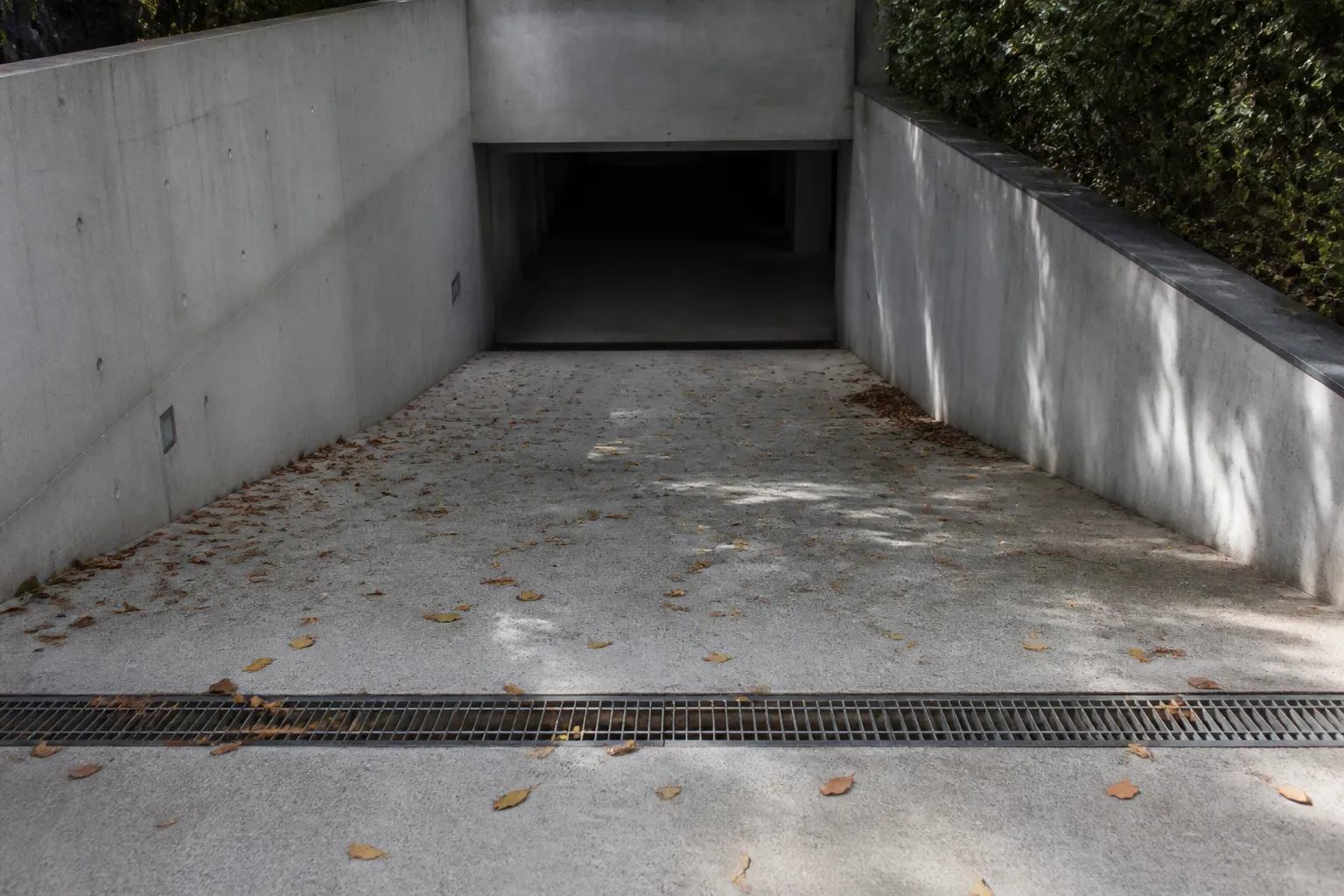 Rampe de garage en pente avec caniveau et grille d’évacuation