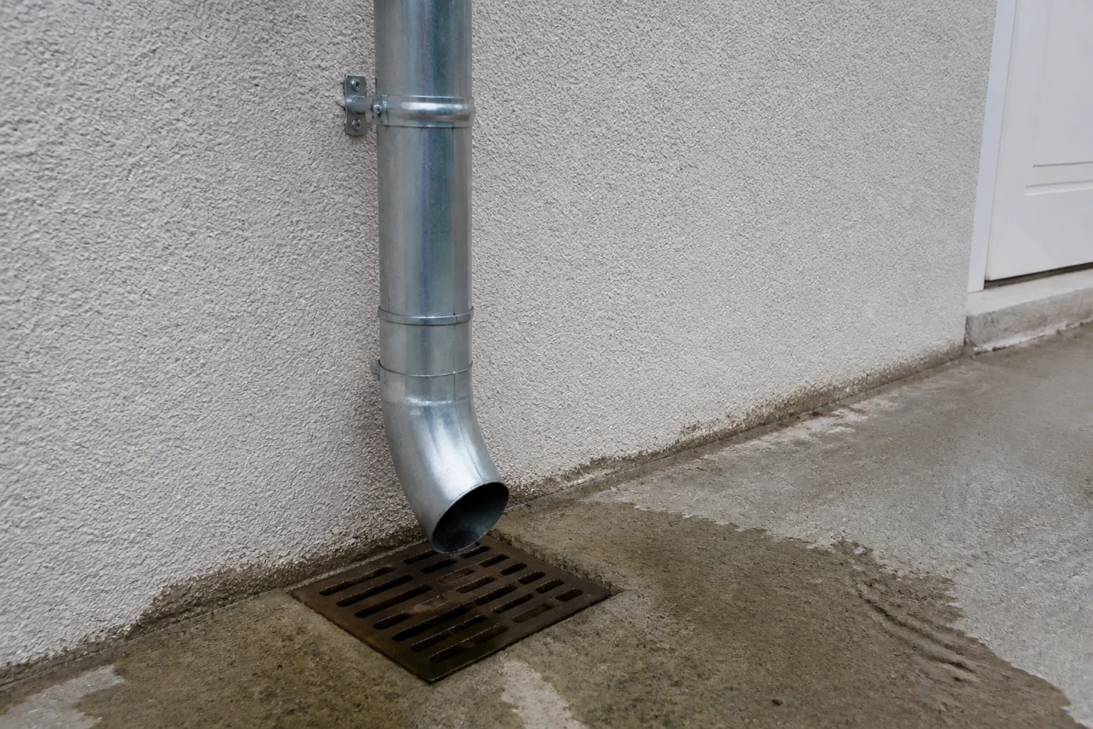 Gouttière et descente d’eaux pluviales sur une façade de maison