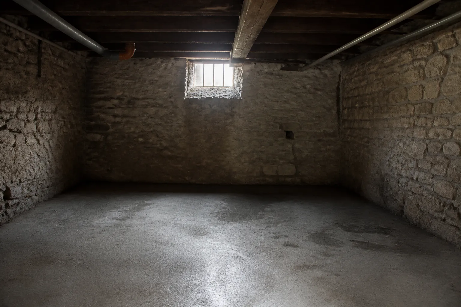 Sous-sol de maison avec murs en pierre