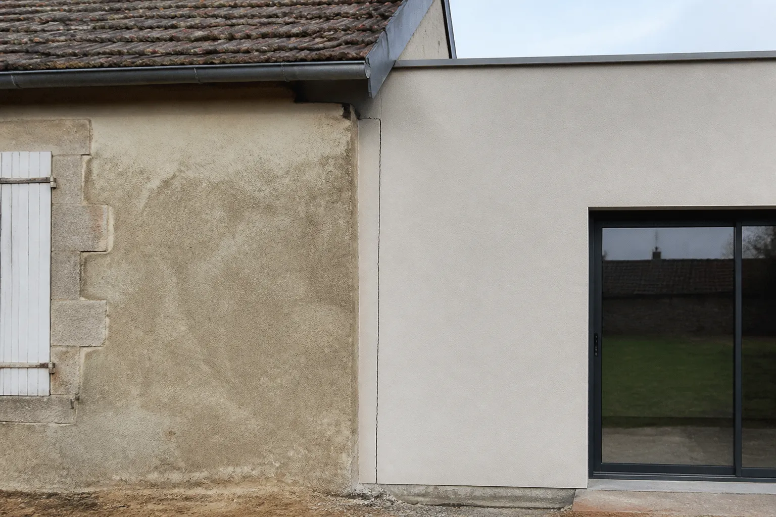 Jonction entre une maison et son extension