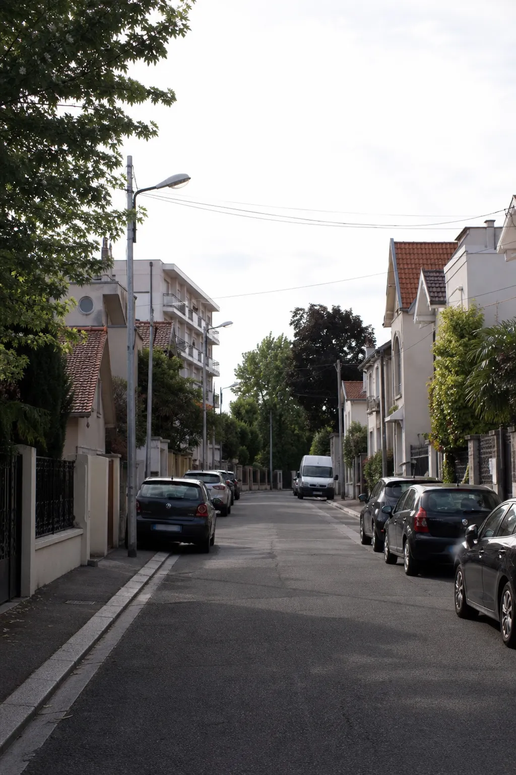 Rue résidentielle avec pavillons et petits immeubles à Drancy