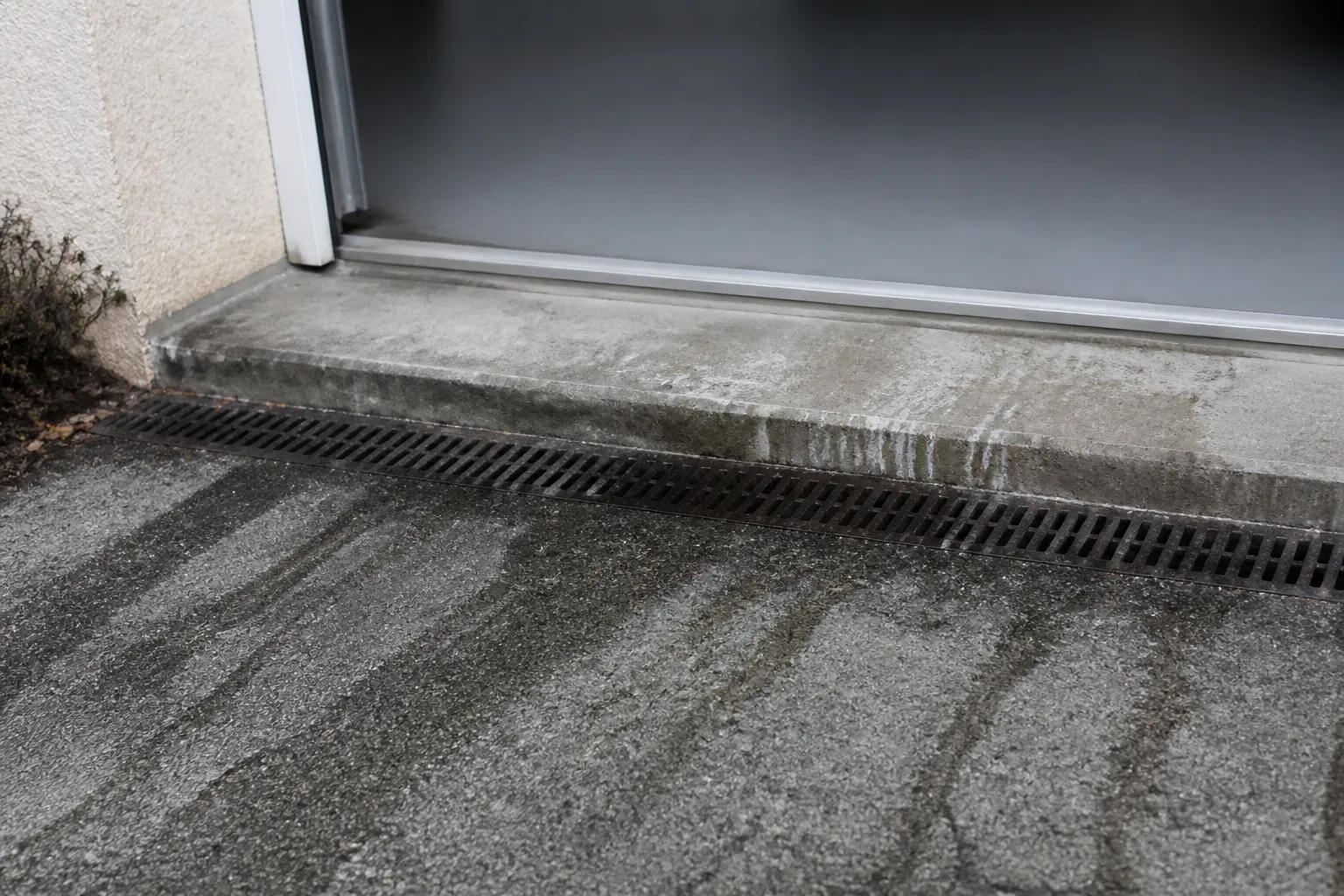 Seuil de porte de garage avec traces d’eau