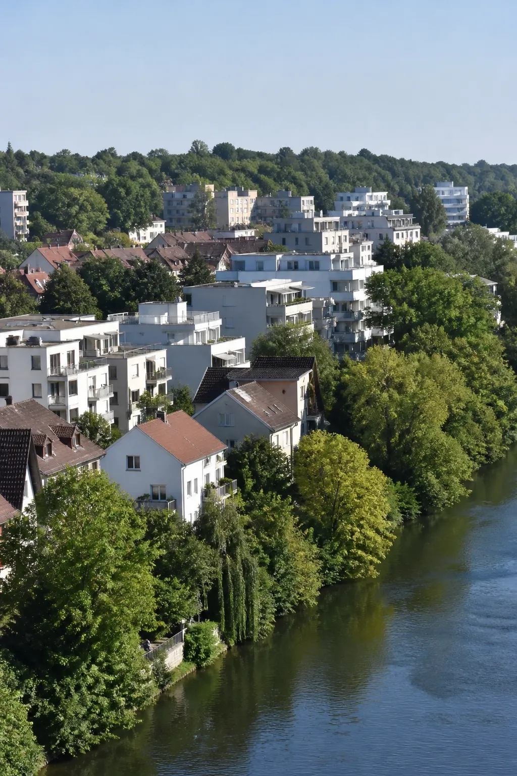 Maisons et petits immeubles près d’une rivière arborée