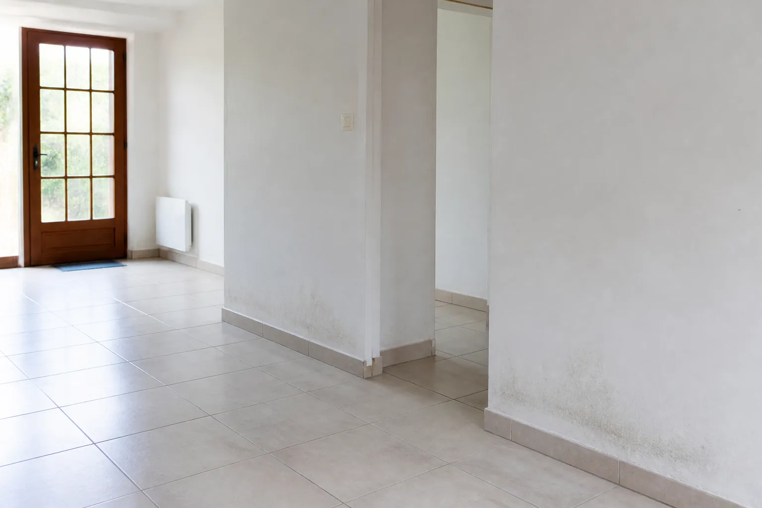 Rez-de-chaussée de maison avec plinthes et carrelage