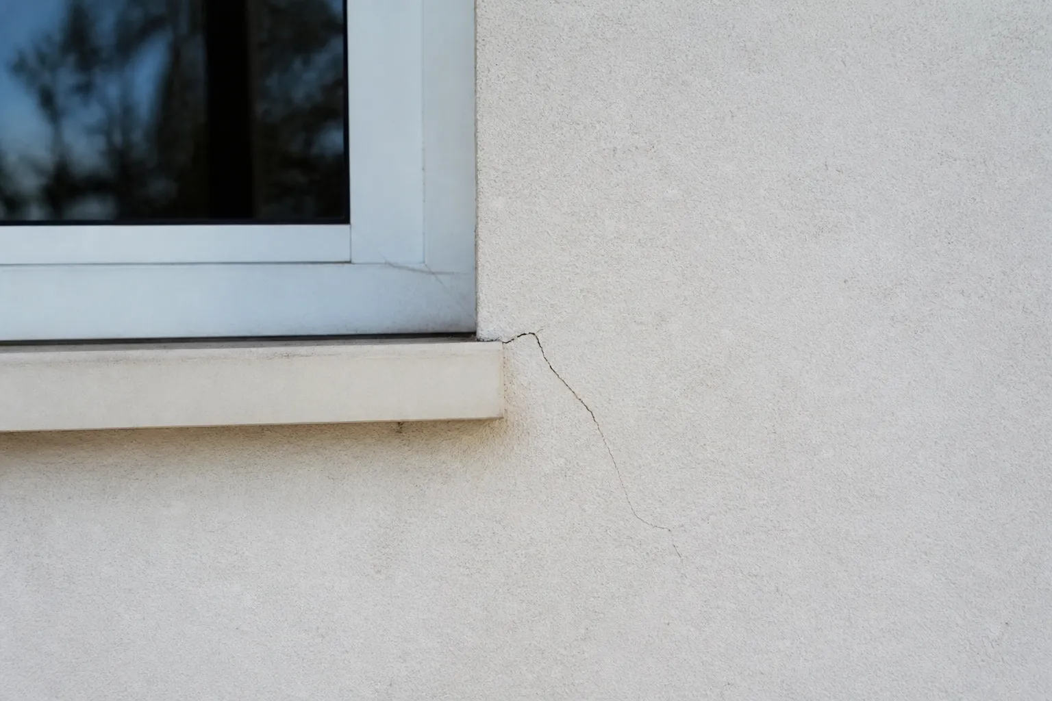 Fissure fine au-dessus d’une fenêtre en façade