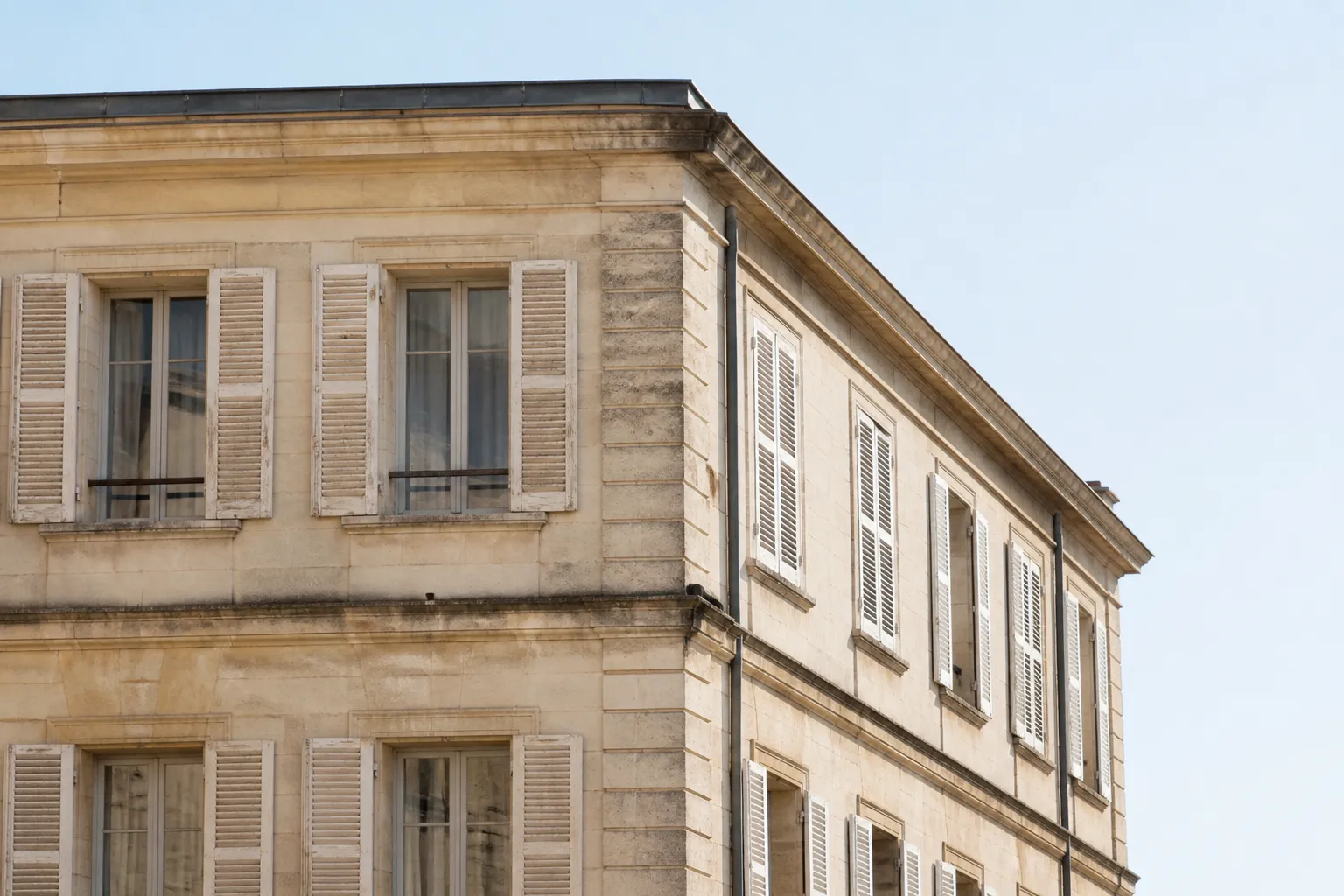 Façade d’immeuble ancien avec fenêtres à volets