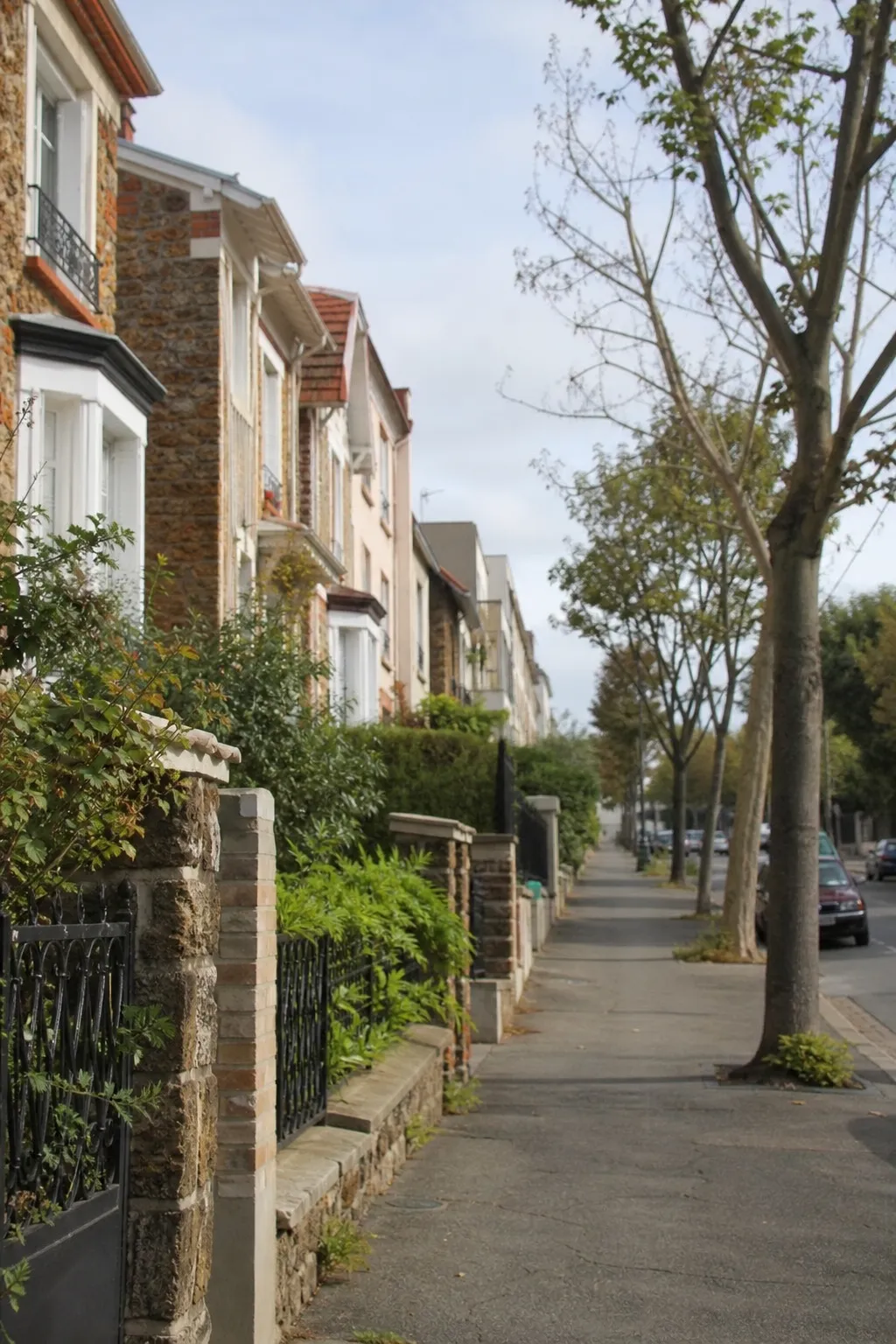 Maisons de ville et petits immeubles dans une rue de Villejuif
