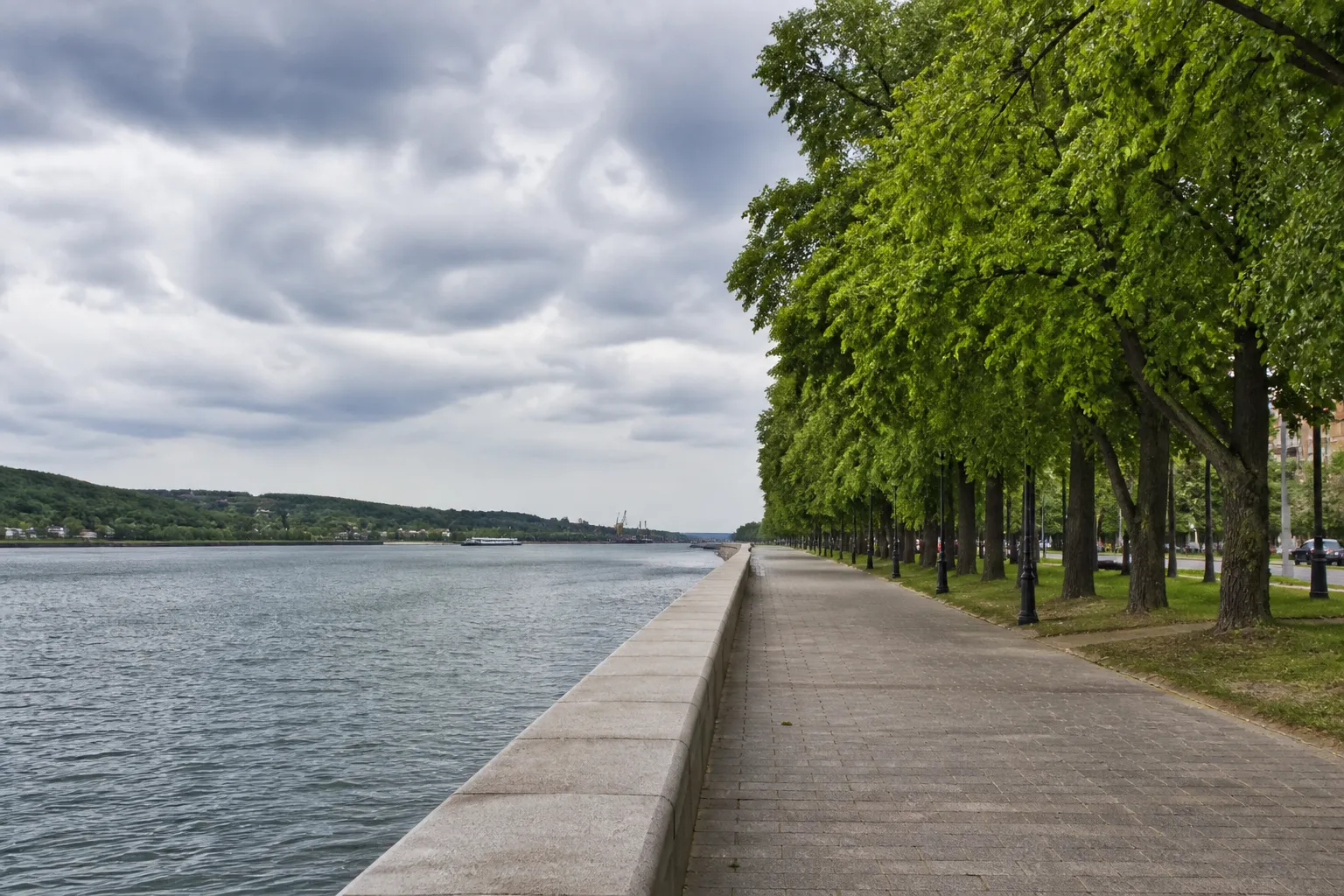 Berges aménagées d’un fleuve avec promenade et arbres