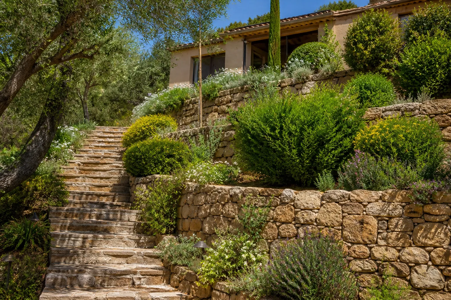 Escalier extérieur et murets de jardin en terrasses