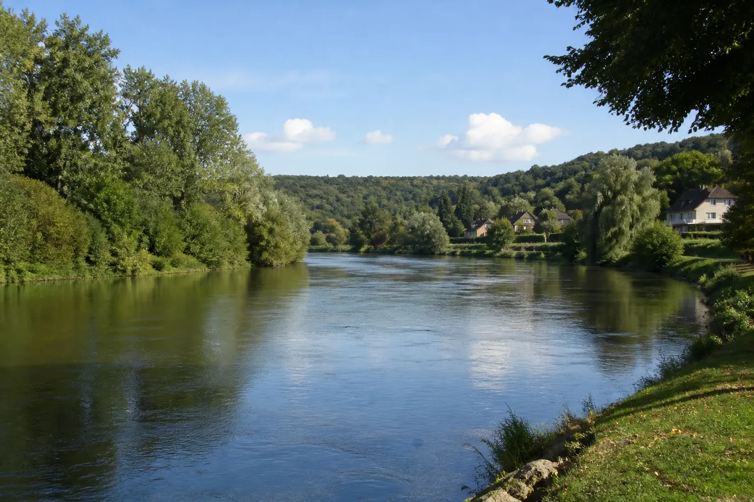 Rivière large bordée d’arbres dans une vallée d’Île-de-France