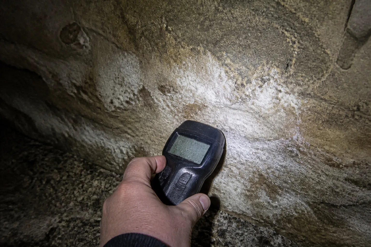 Mesure de l’humidité au pied d’un mur de cave avec un humidimètre