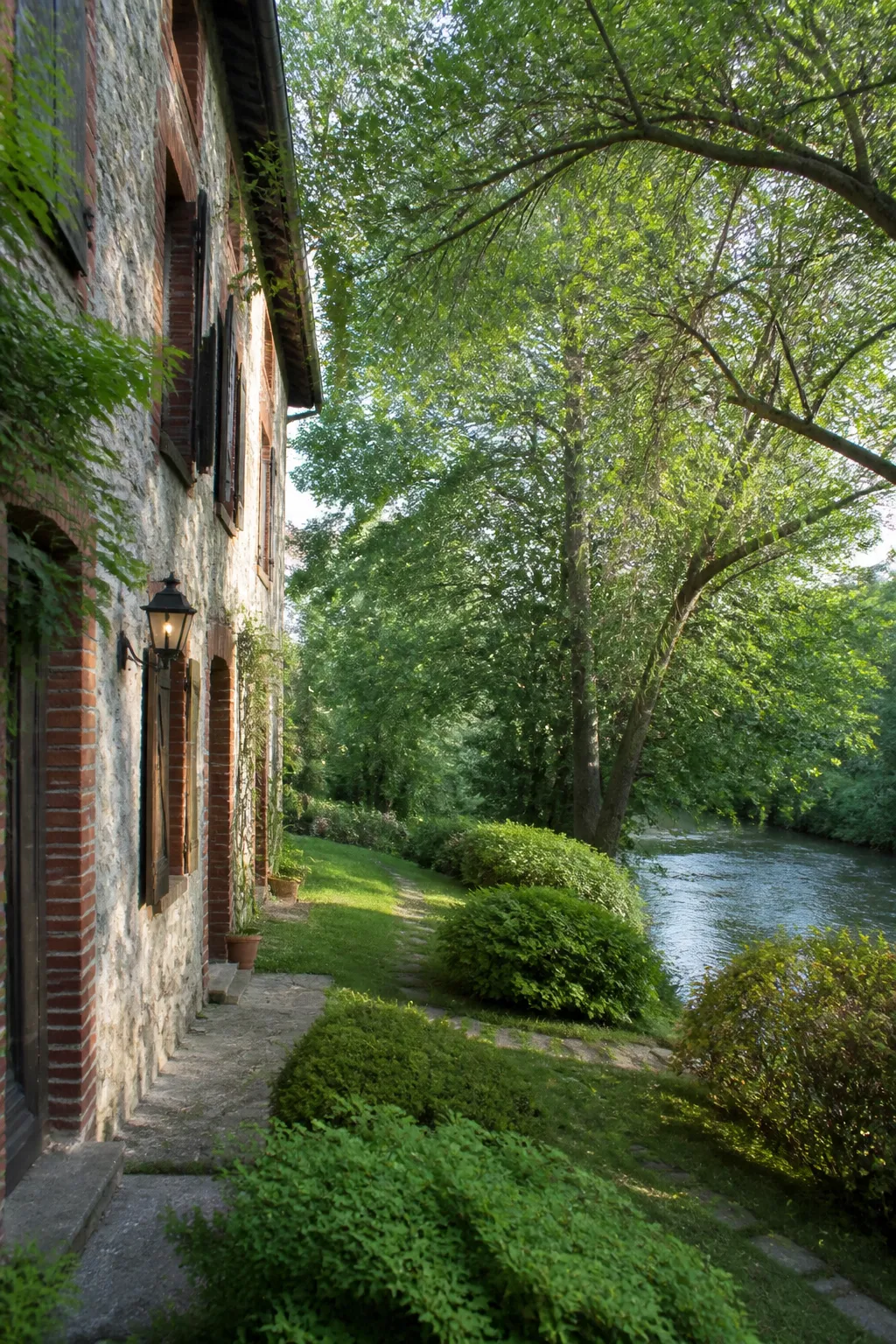 Maison ancienne en pierre et brique au bord d’une rivière avant un achat à Dreux