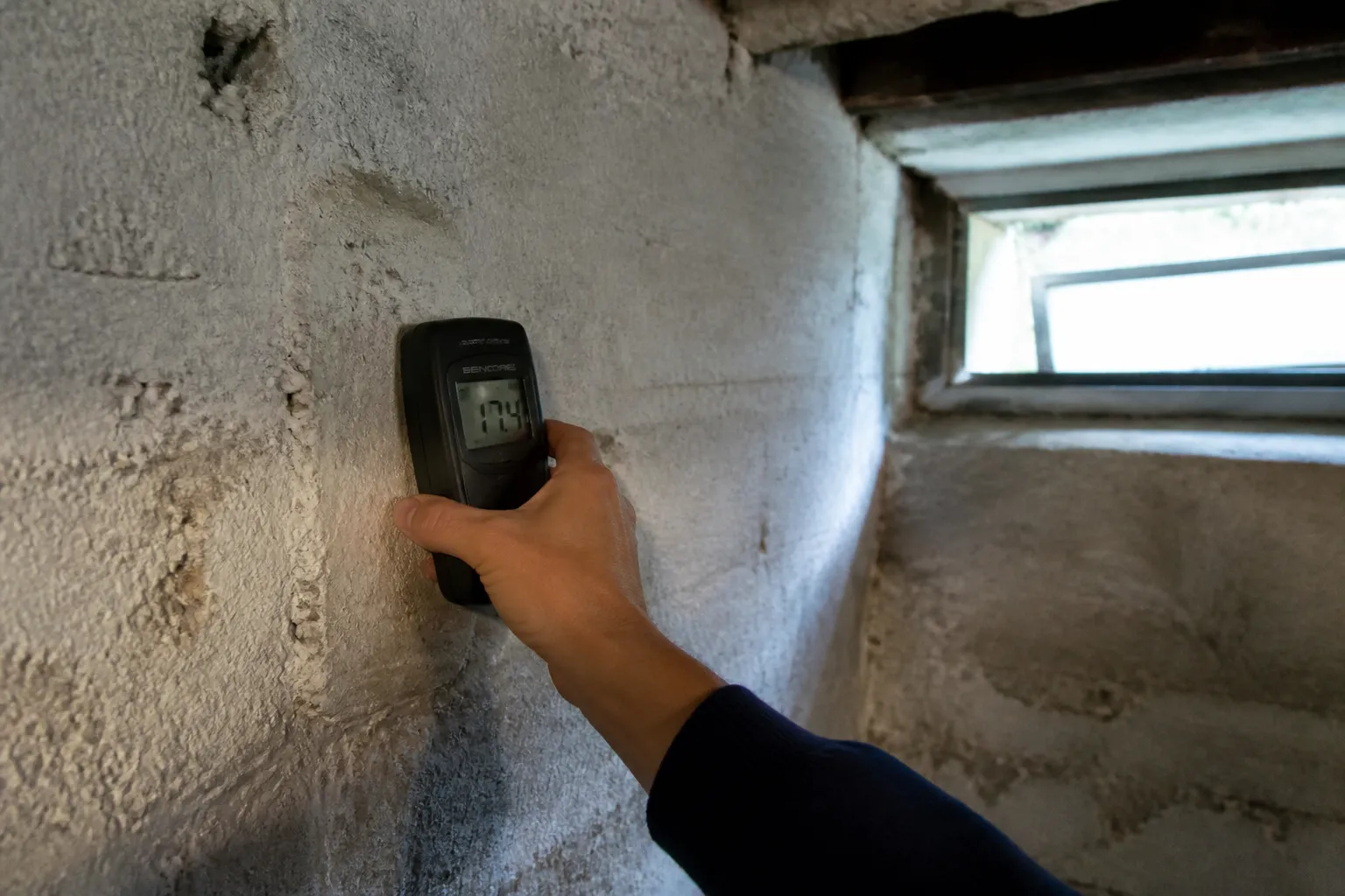 Mesure d’humidité sur le mur d’un sous-sol