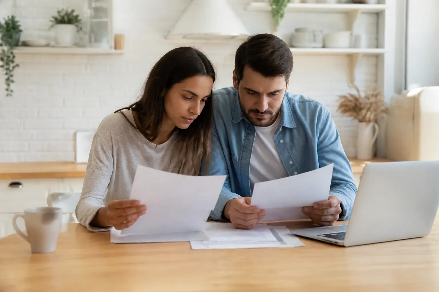 Acheteurs lisant un document de risques avant la promesse de vente