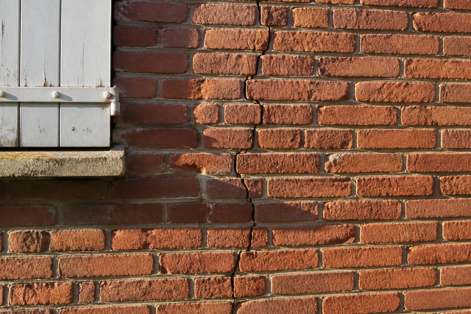 Fissure sur un mur de brique