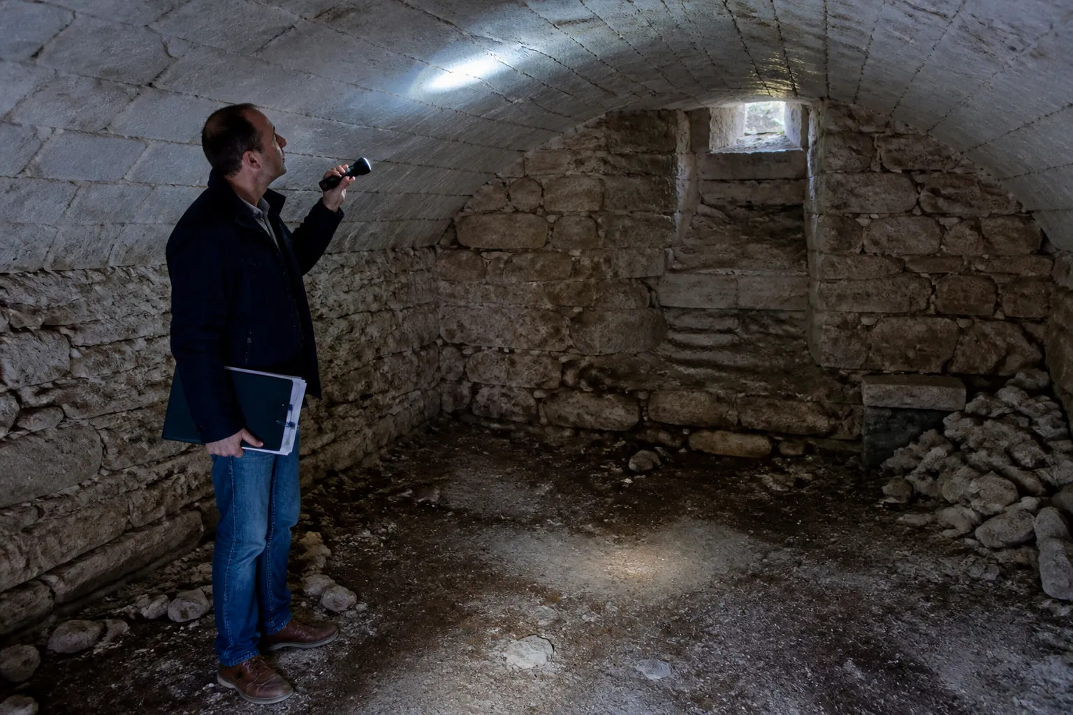 Expert en bâtiment dans une cave voûtée