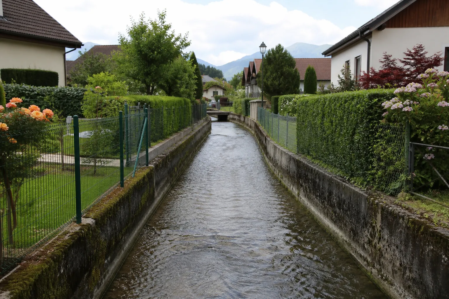 Petit ruisseau traversant un quartier résidentiel