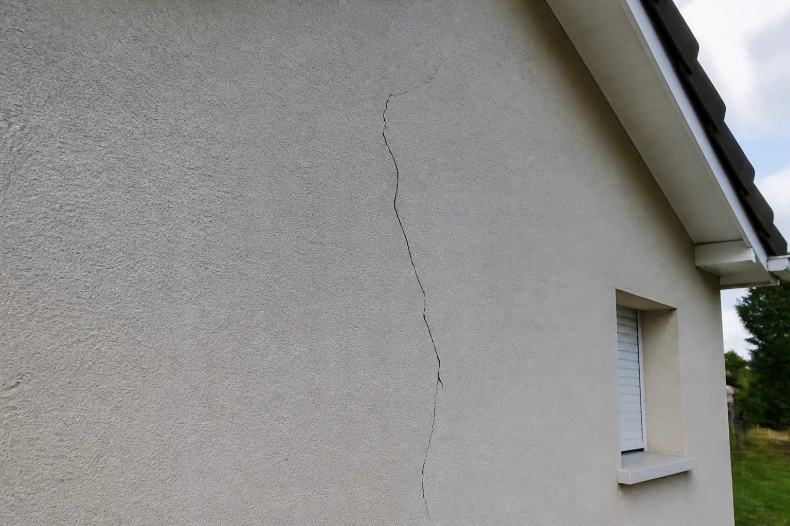 Expert relevant une fissure sur une façade enduite