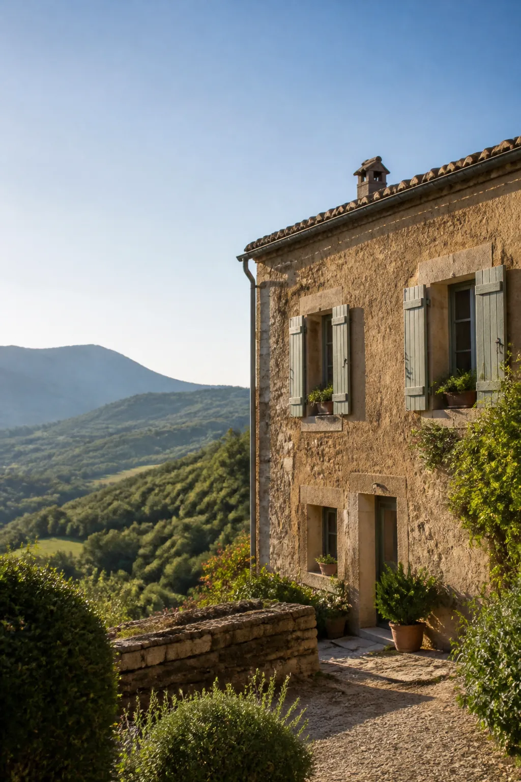 Maison de village en pierre sur un relief de Haute-Provence, sujet d’un bilan avant achat