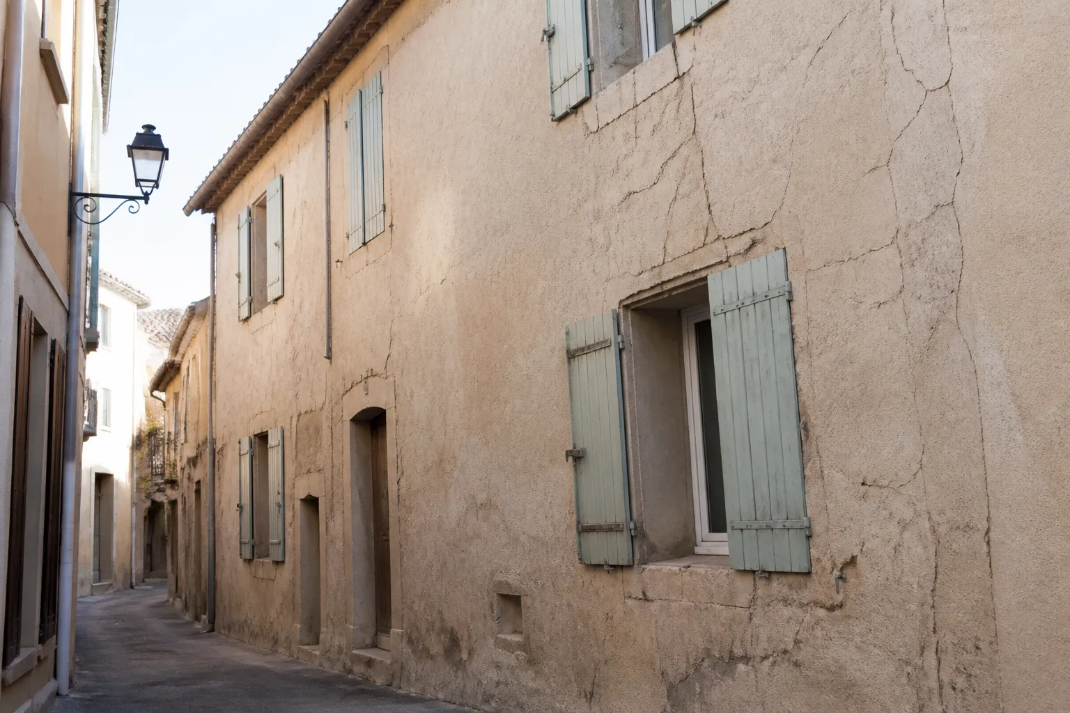 Façade ancienne fissurée dans une ruelle de centre historique