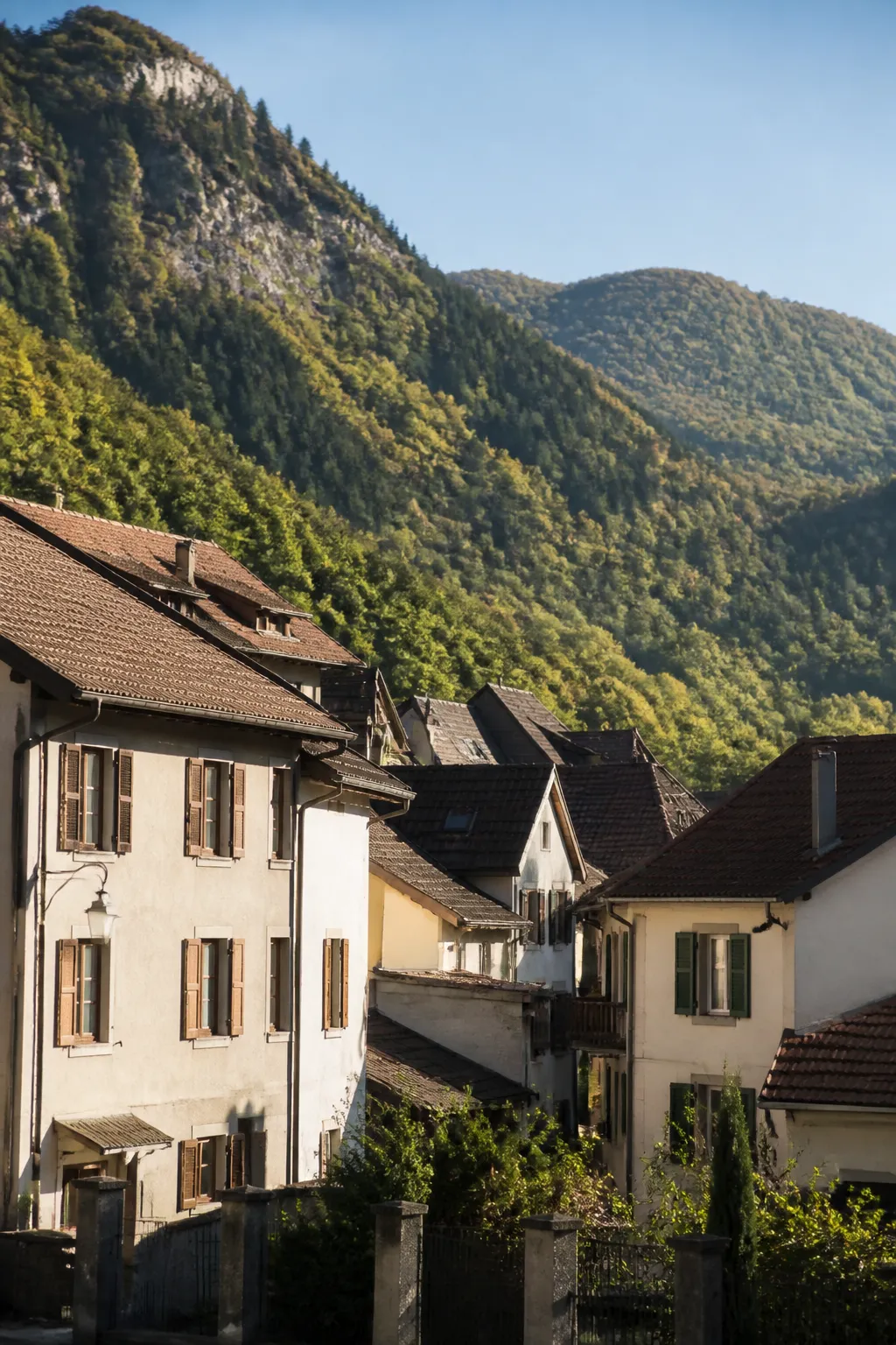 Maisons de bourg alpin au pied des montagnes, sujet d’un bilan avant achat