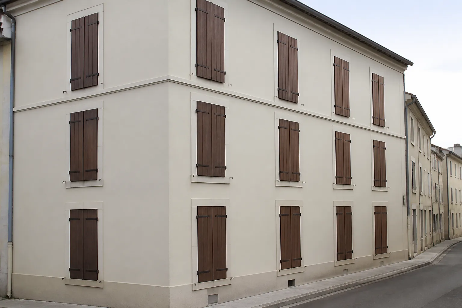 Immeuble ancien de centre-ville aux volets fermés