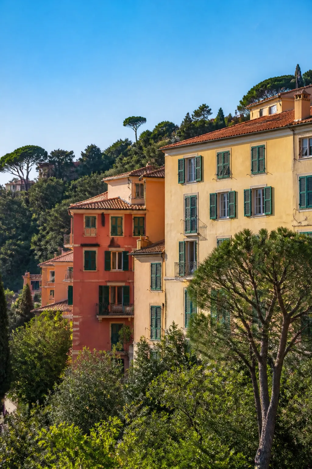 Immeubles anciens aux façades colorées sur une colline méditerranéenne