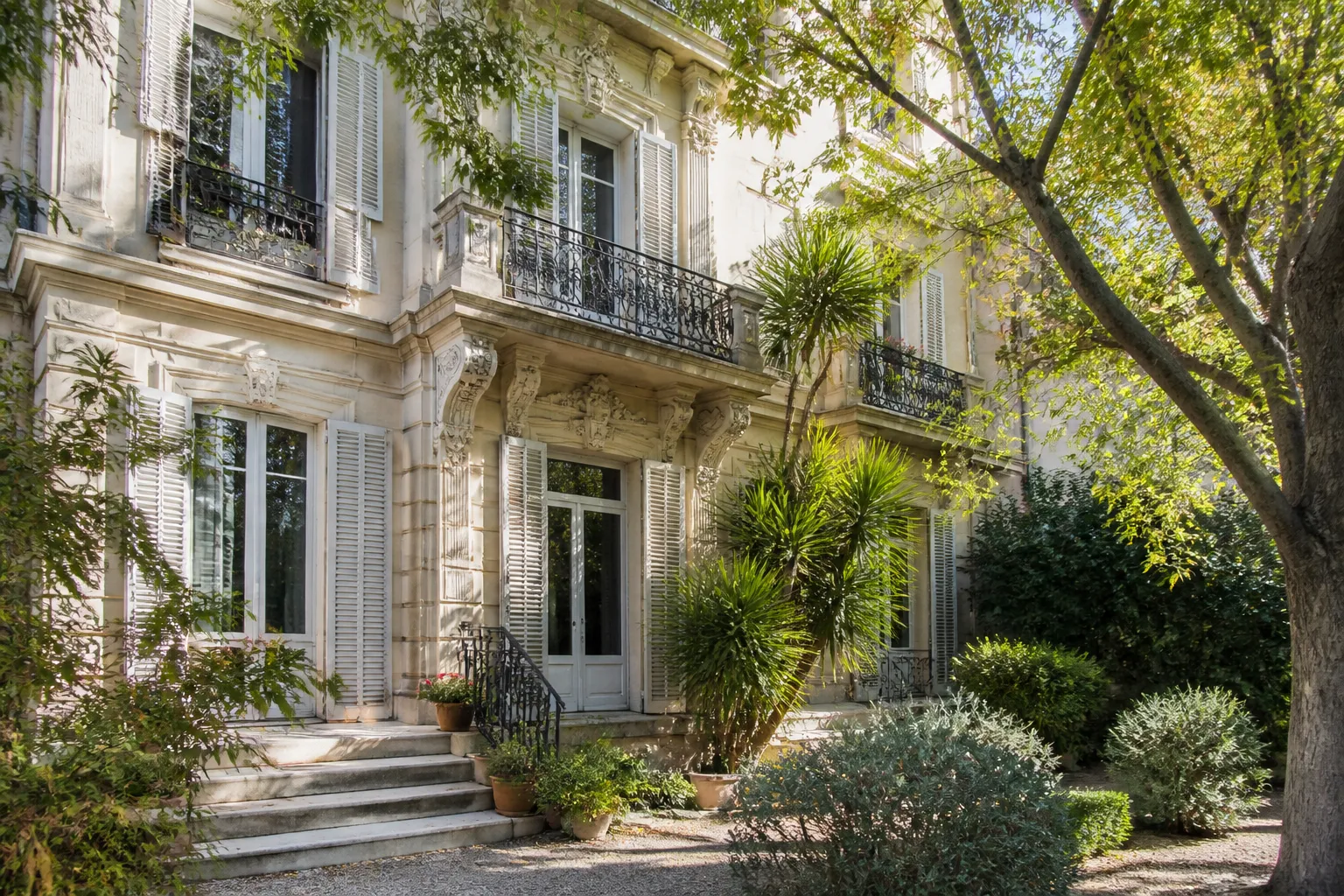 Façade ancienne ornée d’une villa Belle Époque avec balcons