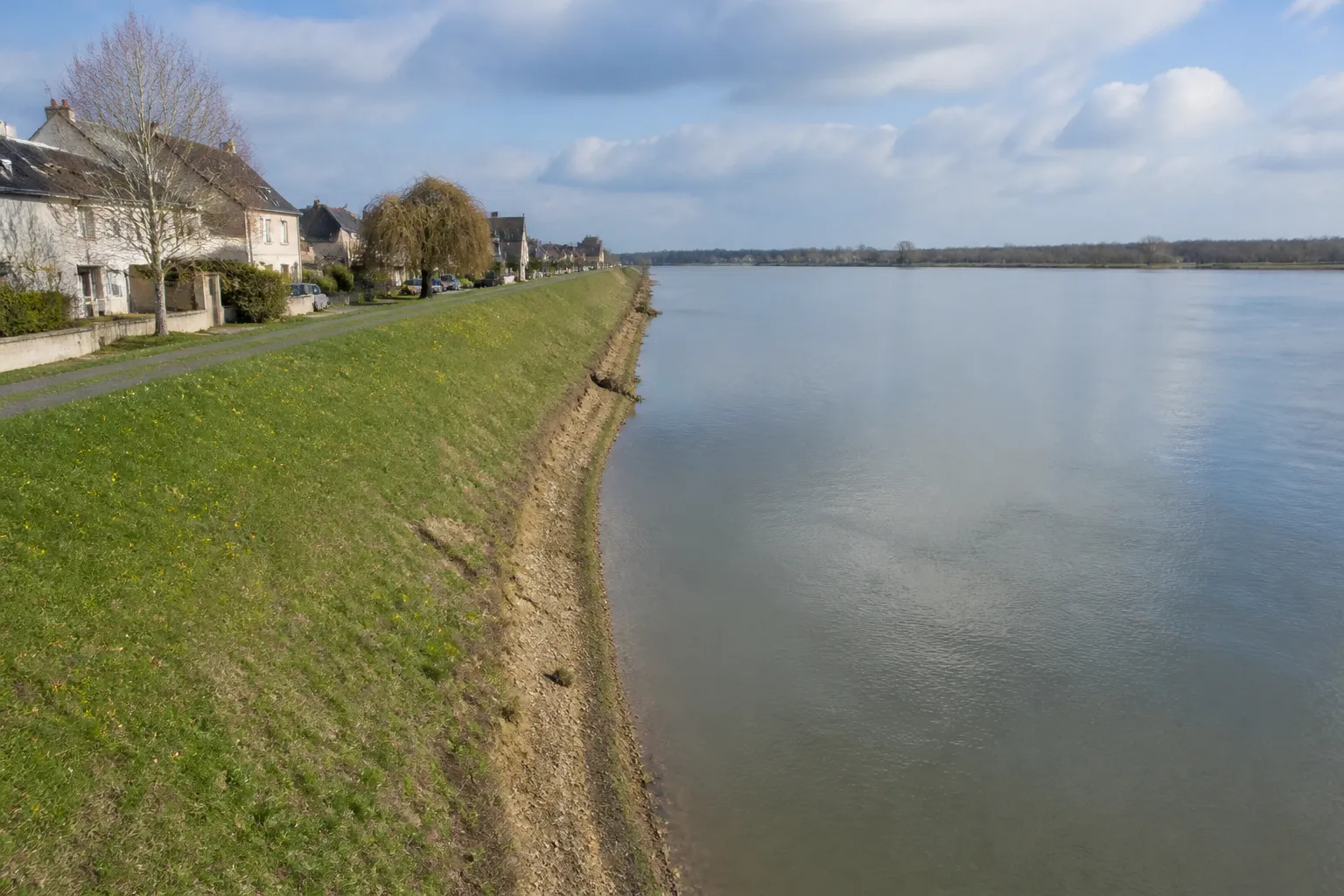 Berge de fleuve et maisons riveraines, contexte d’inondation fluviale