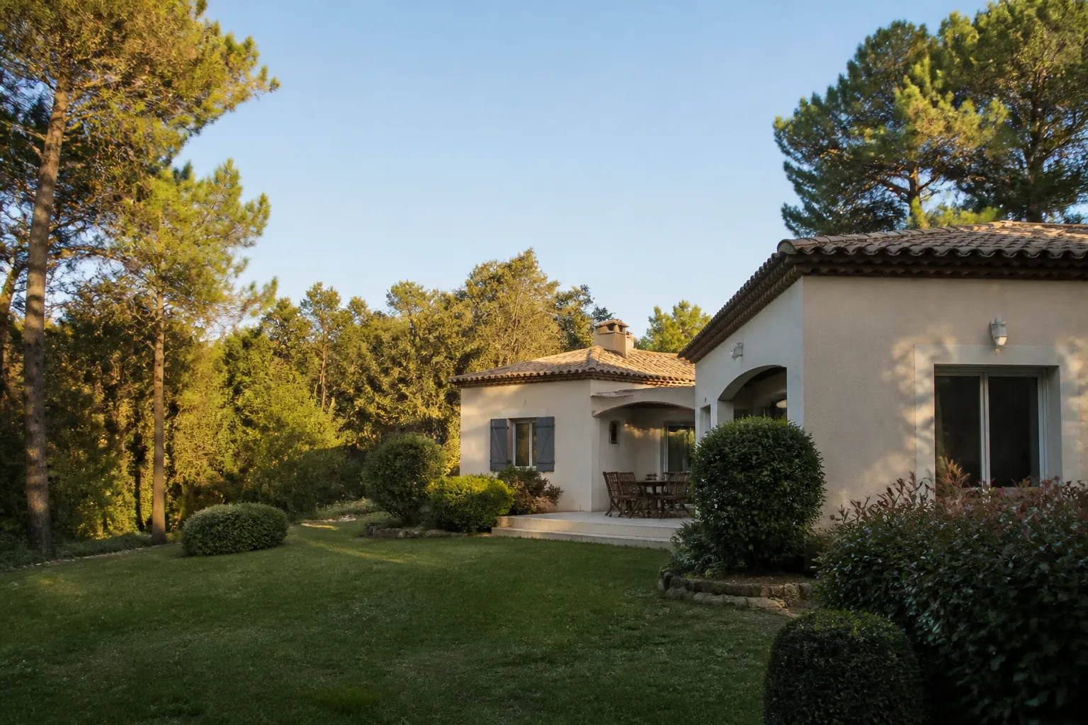 Jardin débroussaillé autour d’une maison en lisière de forêt