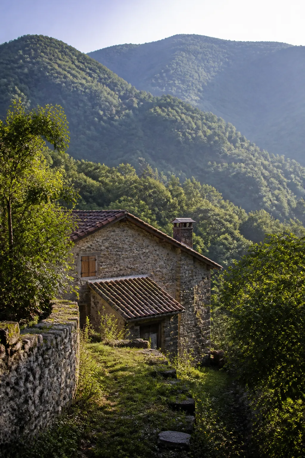 Maison de pierre dans une vallée pyrénéenne avant un bilan avant achat