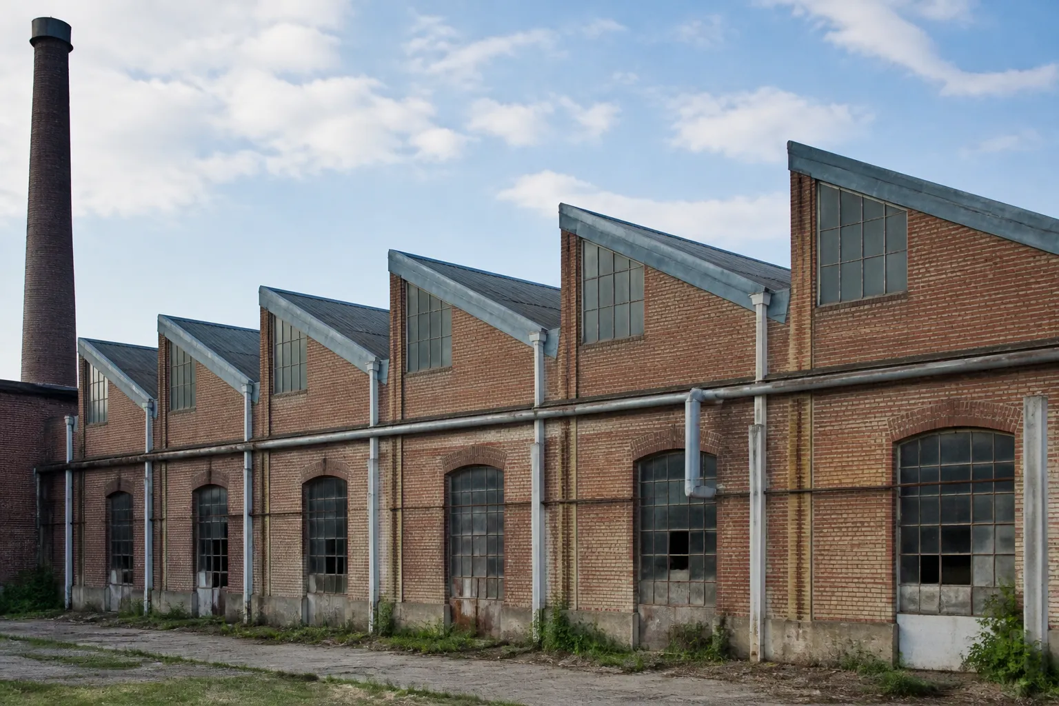 Ancien bâtiment industriel à toiture en sheds reconverti