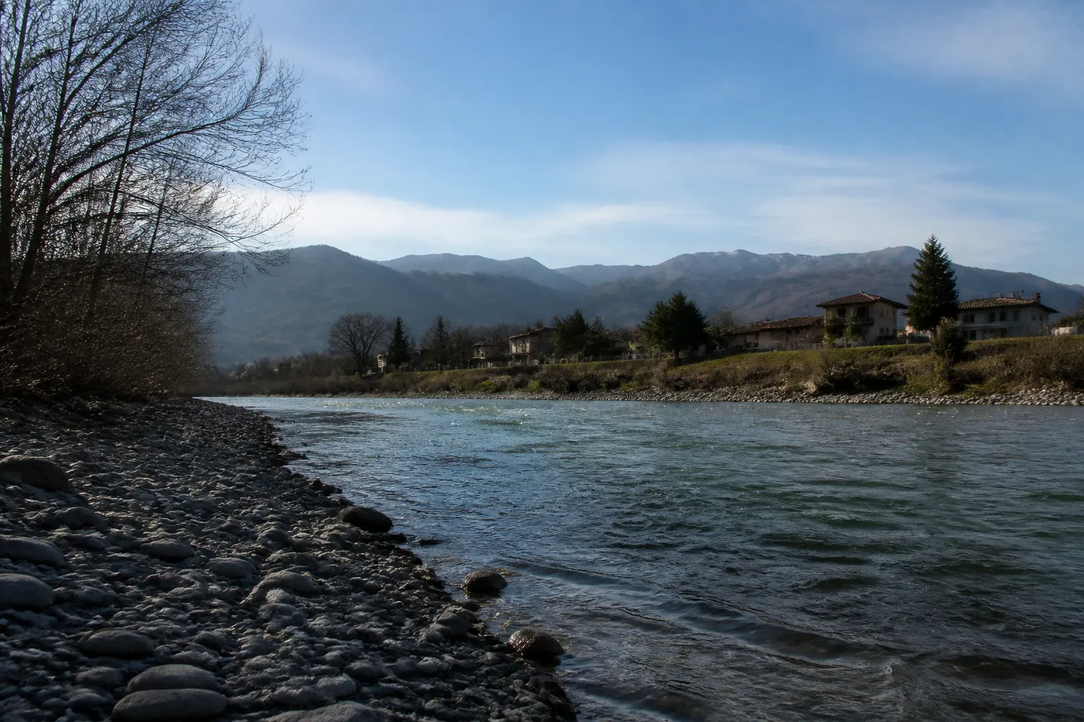Rivière de piémont large aux berges de galets