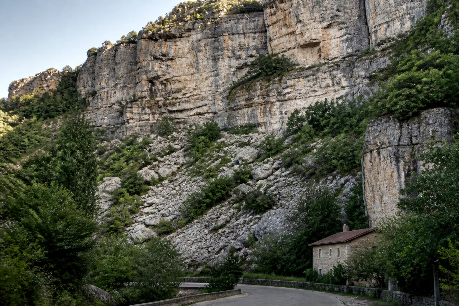 Talus rocheux au-dessus d’une route et d’une maison