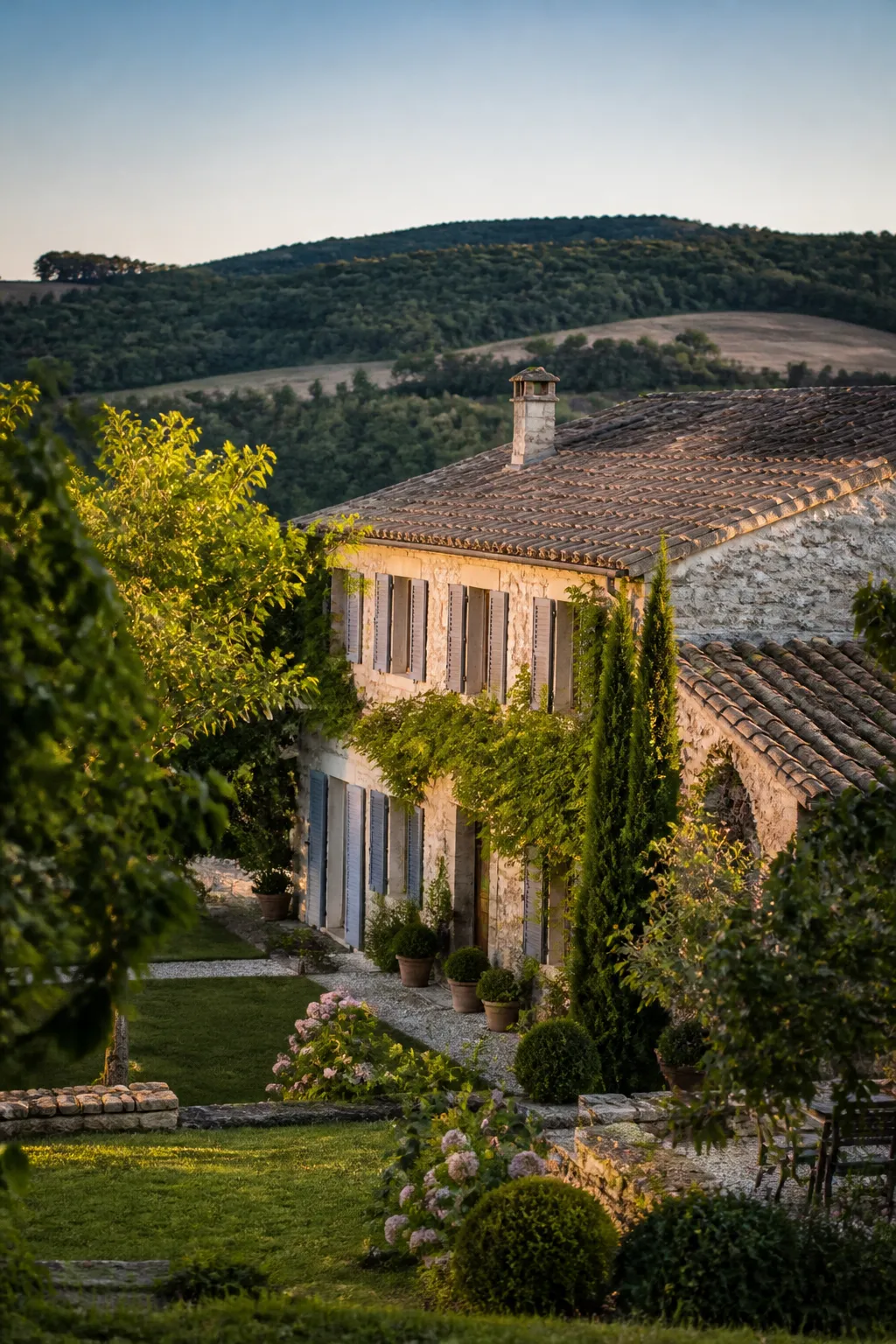 Maison ancienne en pierre calcaire claire dans la campagne de Charente