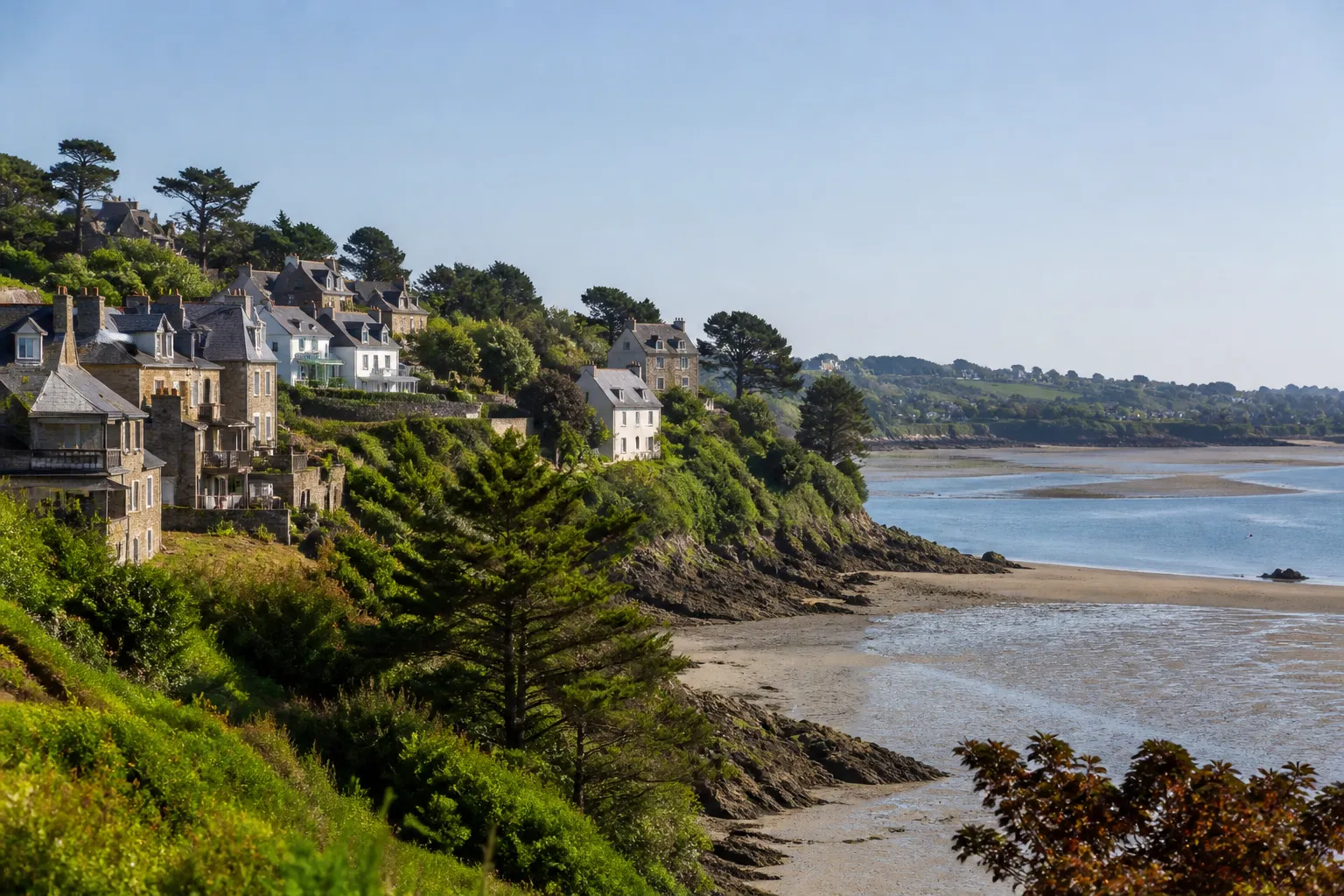 Maisons sur les hauteurs d’une baie bretonne