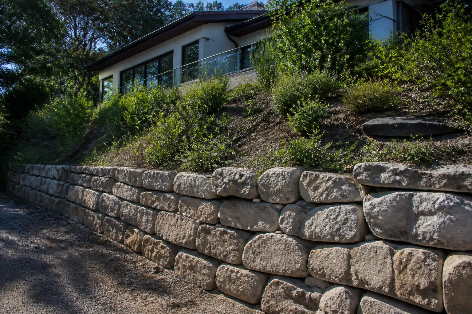 Talus et mur de soutènement en pierre au bord d’un terrain en pente