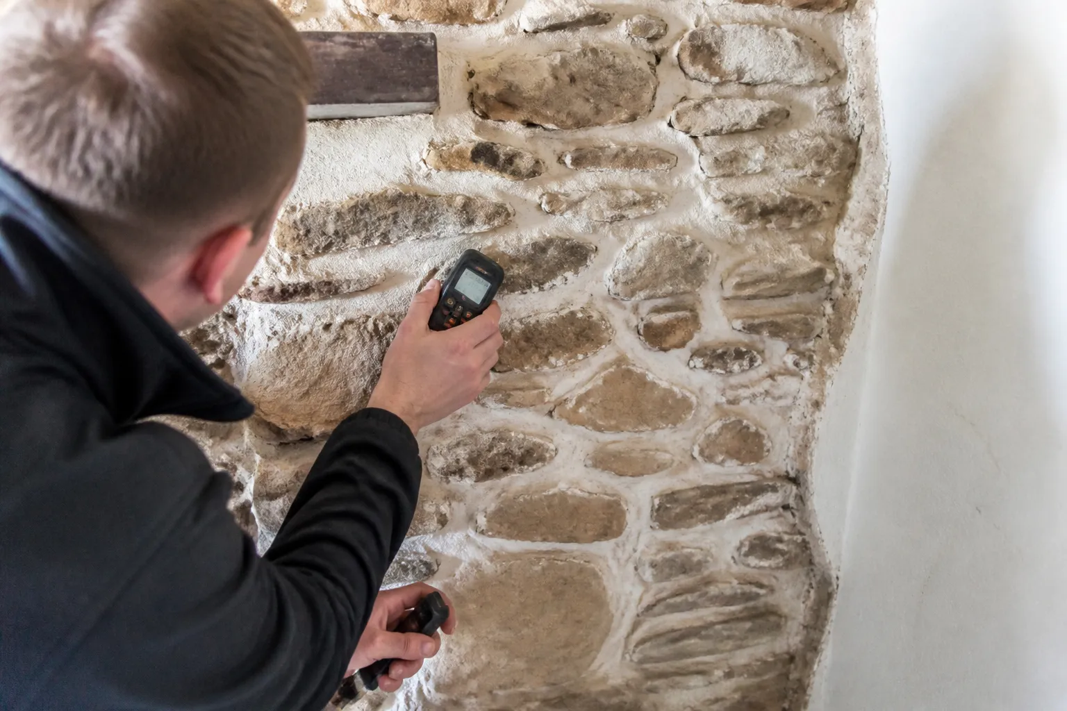 Mesure de l’humidité sur un mur en pierre intérieur