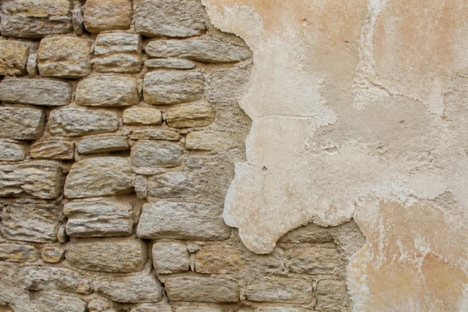 Enduit à la chaux sur un mur en moellons