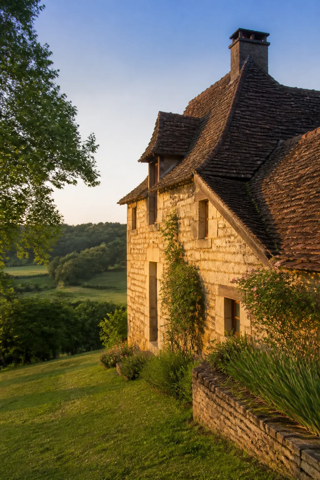 Maison en pierre calcaire blonde dans la campagne de Dordogne avant un bilan avant achat