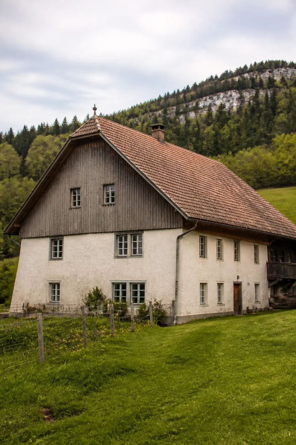 Maison ancienne enduite au toit pentu dans un village du Doubs avant un bilan avant achat