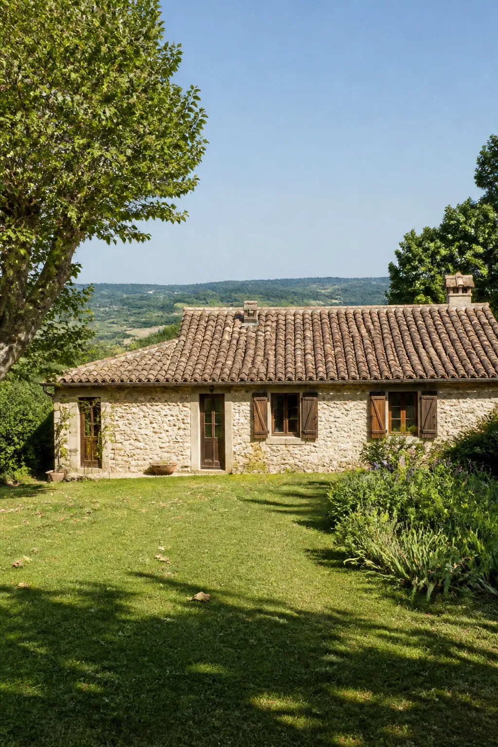 Maison en pierre et galets avec toit de tuiles canal dans la plaine drômoise