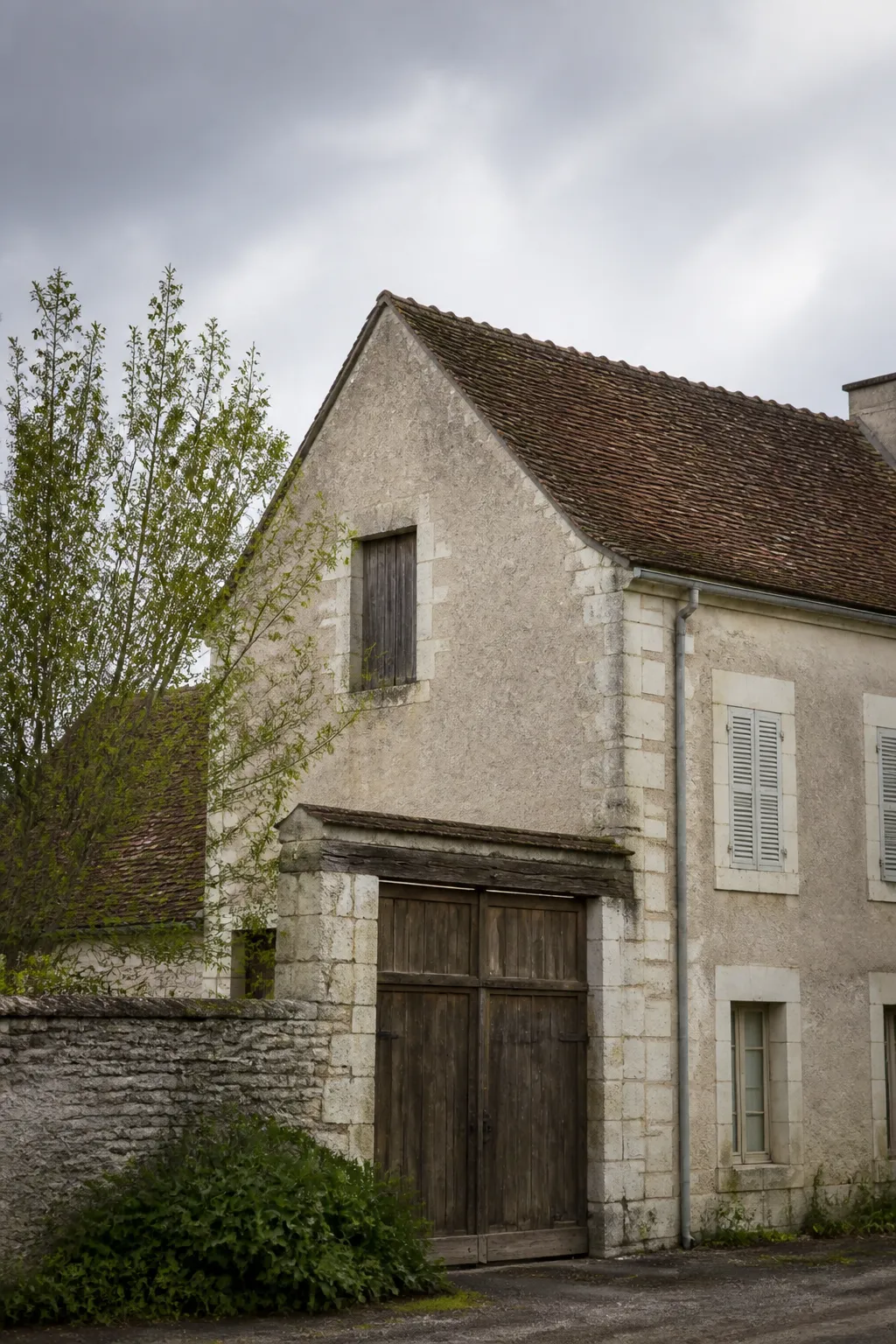 Façade de maison ancienne en pierre et enduit clair avant un achat en Eure-et-Loir