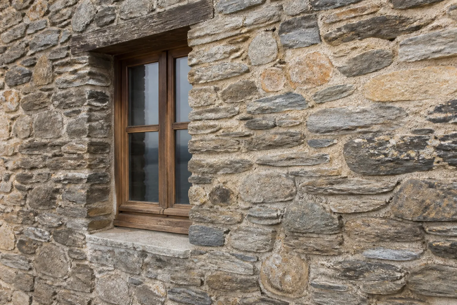 Façade de maison exposée au vent avec menuiseries et joints observés de près