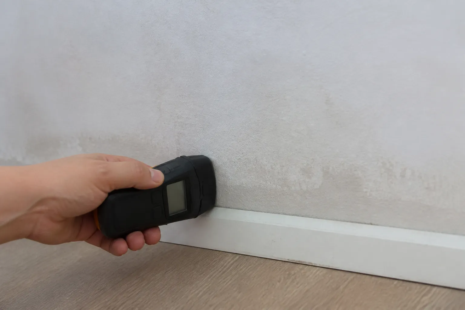 Mesure d’humidité au pied d’un mur intérieur