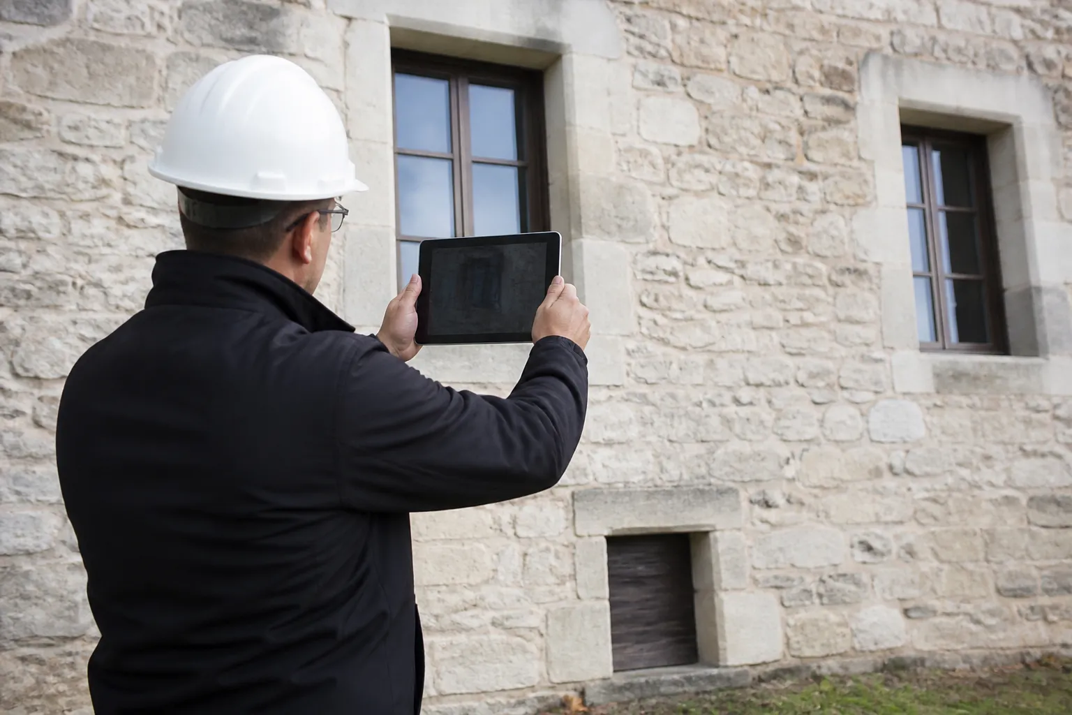 Expert photographiant une façade en pierre pour son rapport