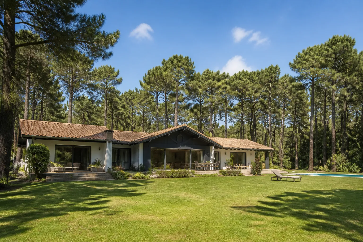 Maison individuelle en lisière d’une forêt de pins