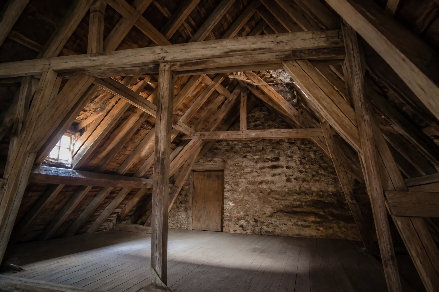 Charpente en bois dans des combles accessibles