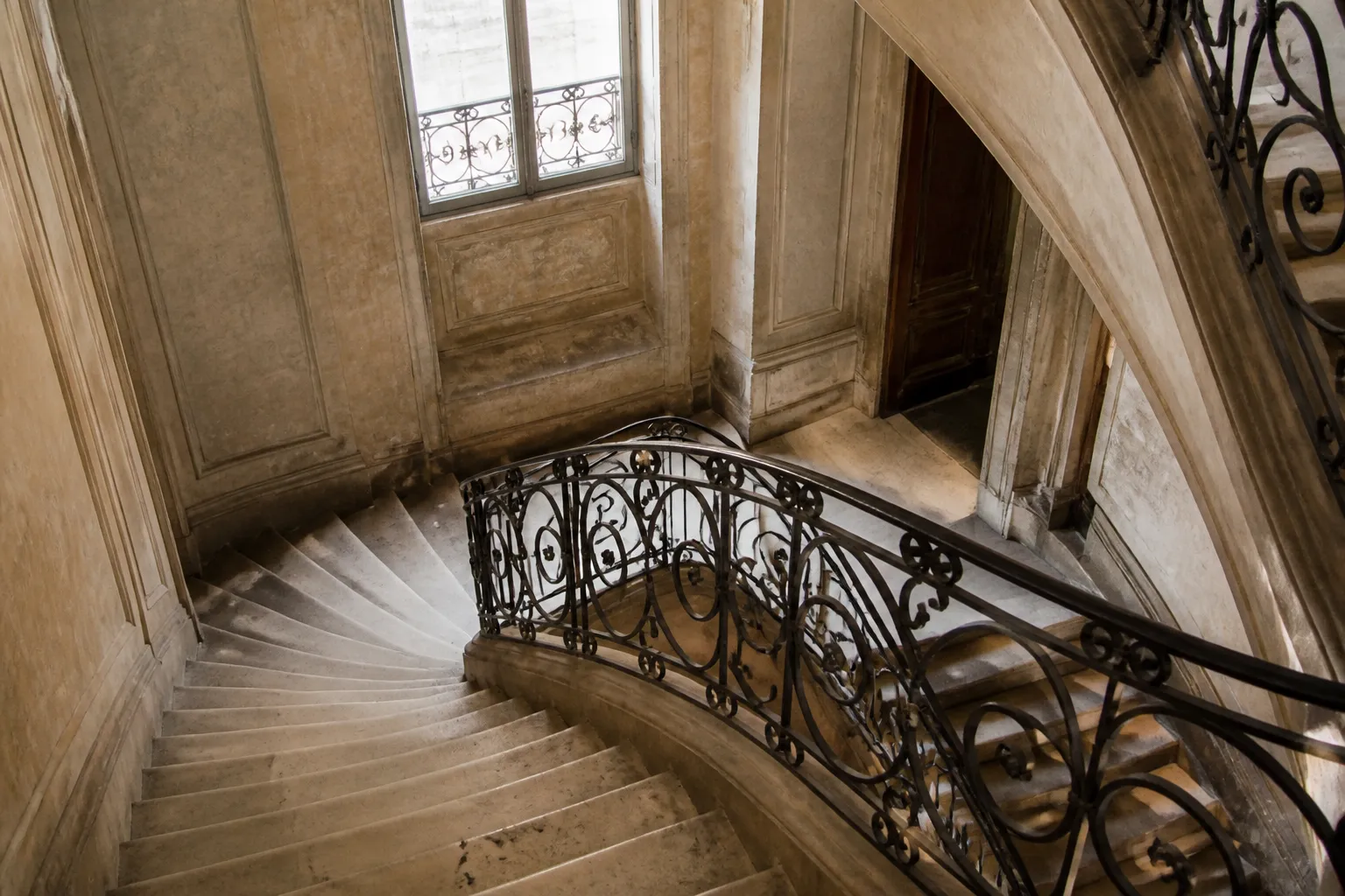Cage d’escalier en pierre d’un immeuble ancien